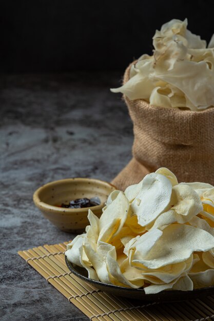 Microplaquetas de batata friáveis com molho de tomate Conceito do petisco.