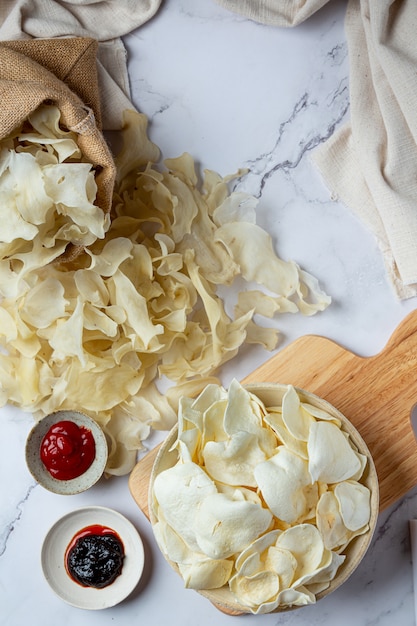 Microplaquetas de batata friáveis com molho de tomate Conceito do petisco.