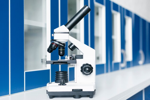 Microscópio em laboratório clínico
