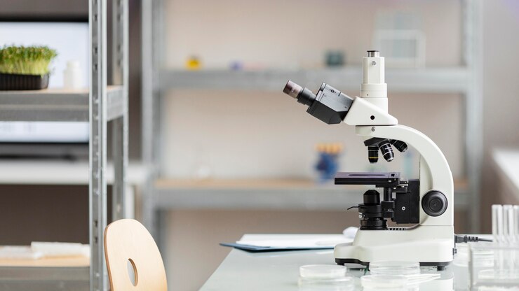 Foto grátis microscópio no laboratório de biotecnologia