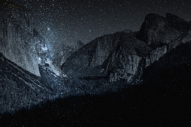 Foto grátis mídia remixada da natureza do fundo da montanha do céu estrelado