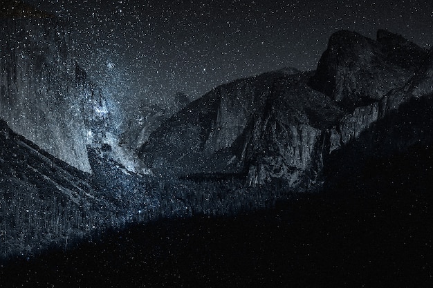 Mídia remixada da natureza do fundo da montanha do céu estrelado