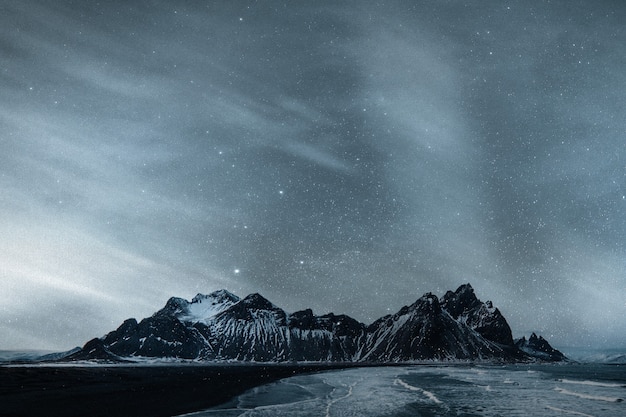 Mídia remixada da natureza do fundo da montanha do céu estrelado