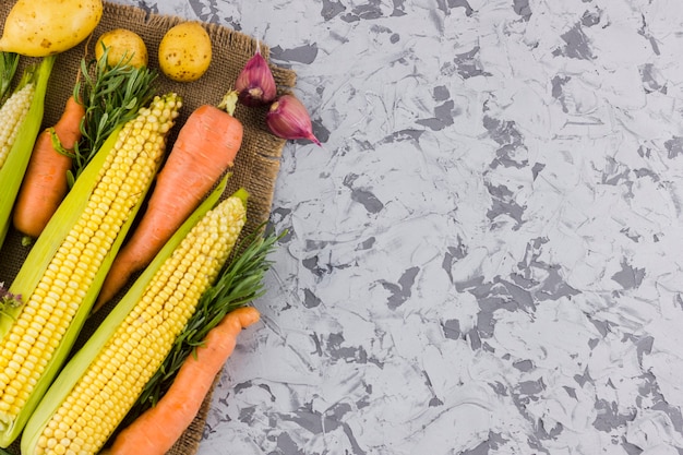 Foto grátis milho fresco delicioso e legumes com espaço de cópia