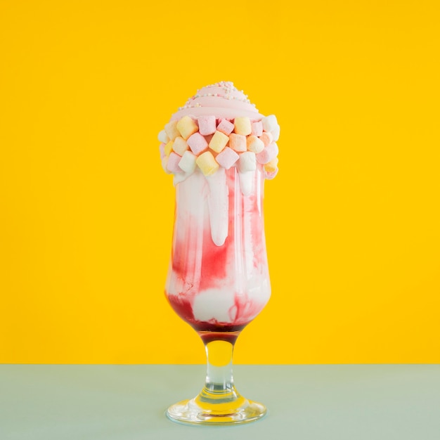 Milk-shake colorido com marshmallows