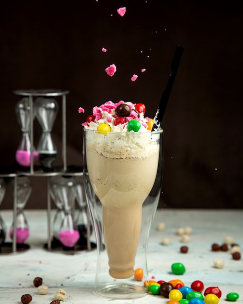 Milk-shake com chocolate colorido em cima da mesa