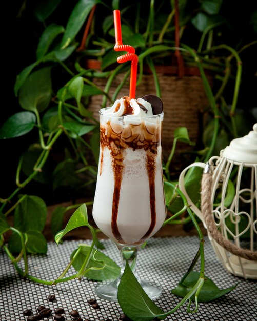 Milk-shake com chocolate em cima da mesa