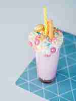 Foto grátis milk-shake de alto ângulo rosa com biscoito