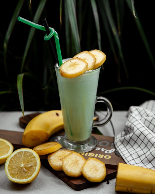 milk-shake de banana com fatias de banana fresca