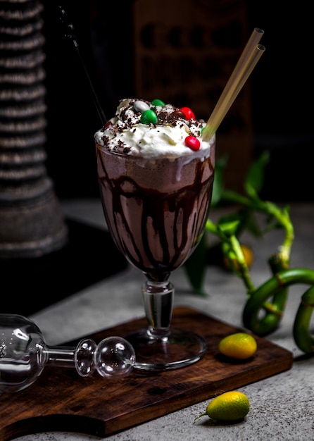 Milk-shake de chocolate com chantilly e doces por cima