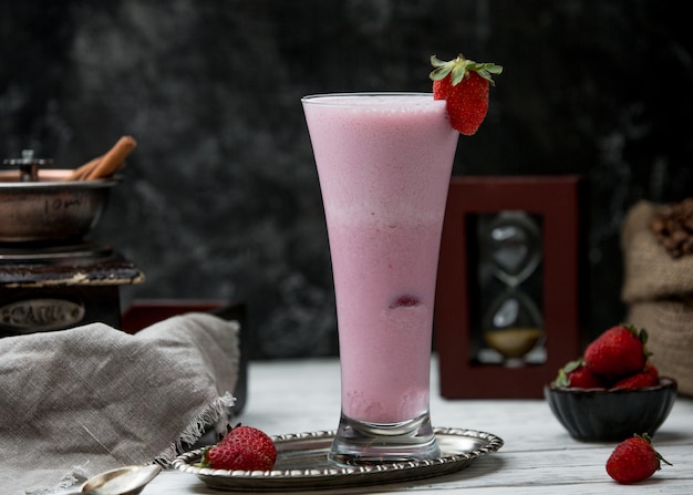 Foto grátis milk-shake de morango em cima da mesa