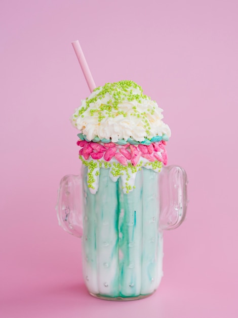 Foto grátis milk-shake delicioso em fundo rosa