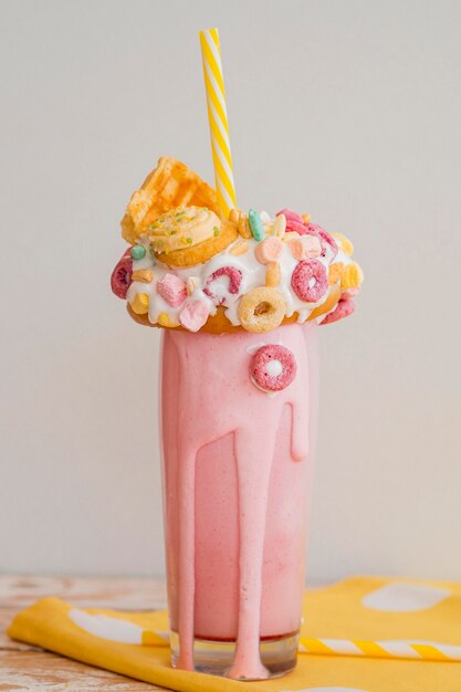 Milk-shake rosa delicioso com rosquinha