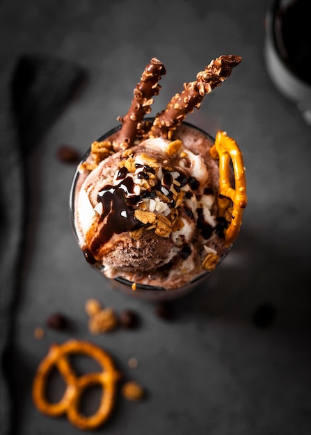 Foto grátis milkshake de chocolate com pretzel
