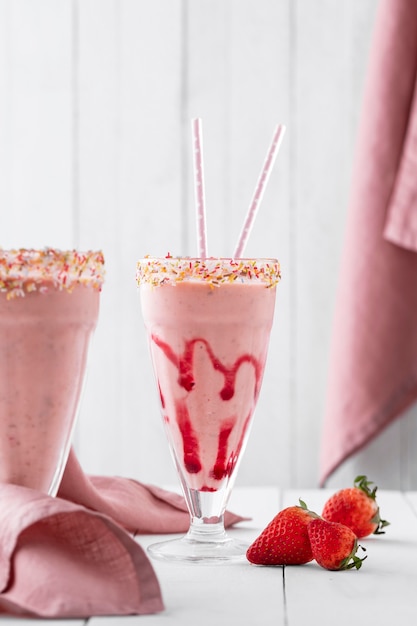 Milkshake de morango na mesa