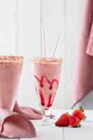 Foto grátis milkshake de morango na mesa