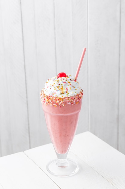 Foto grátis milkshake de morango na mesa