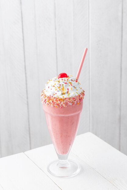 Milkshake de morango na mesa