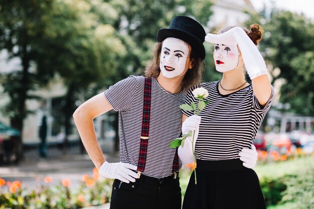 Mime casal procurando algum lugar no parque