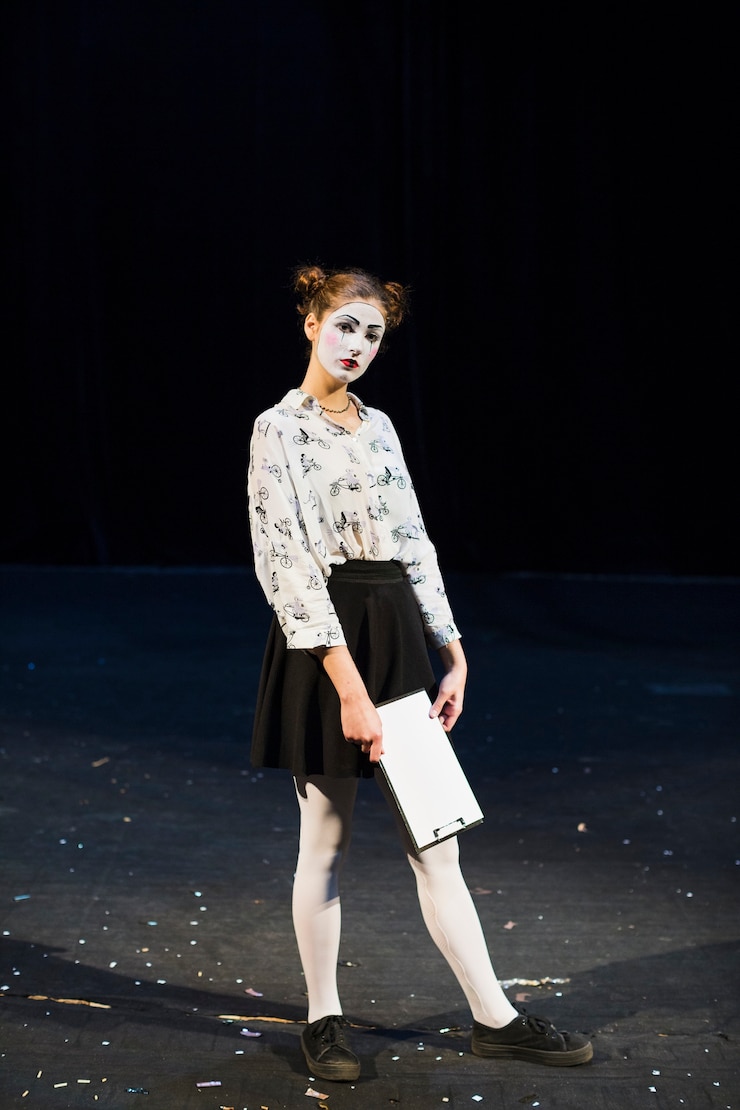 Foto grátis mime feminino, com, manuscrito, ficar, fase