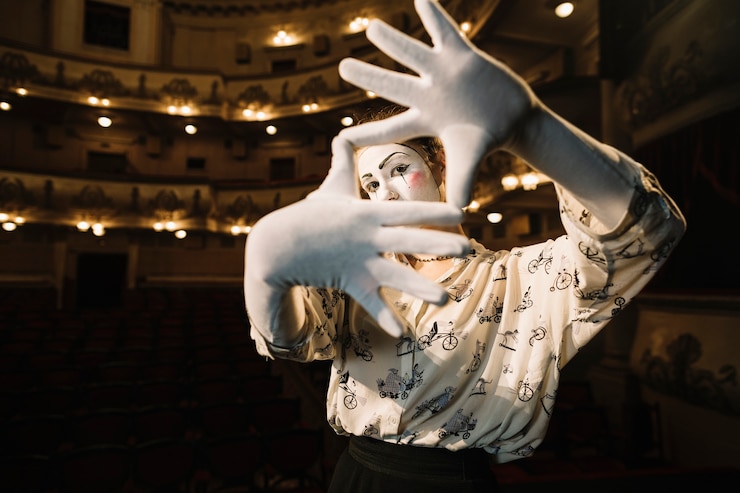 Foto grátis mime feminino fazendo um quadro de mão