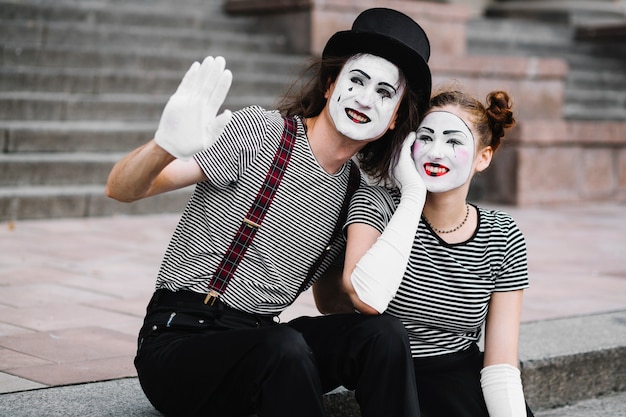 Mime feminino, sentando, com, macho, mime, gesticule, adeus