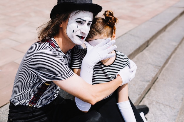 Mime masculino consolando mime feminino