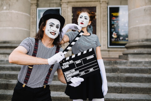 Mime masculino, segurando, clapperboard, frente, pensativo, femininas, mime