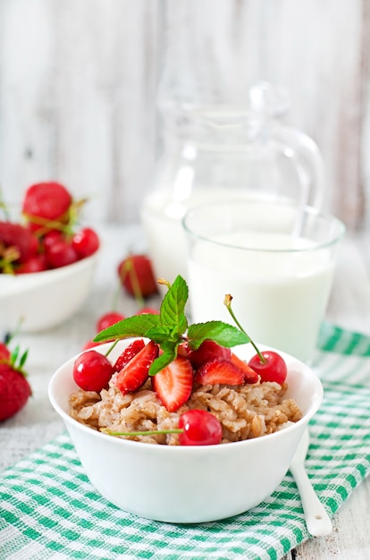 Mingau de aveia com frutas em uma tigela branca