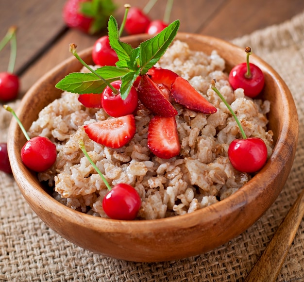 Mingau de aveia com frutas em uma tigela branca