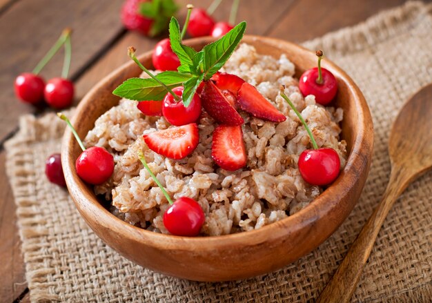 Mingau de aveia com frutas em uma tigela branca