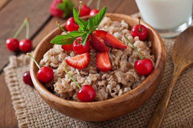 Mingau de aveia com frutas em uma tigela branca