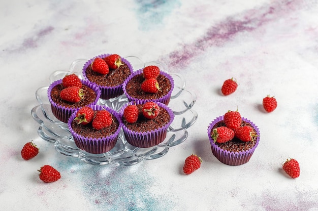 Mini bolinhos suflê de chocolate com framboesas.