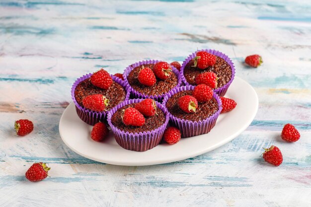 Mini bolinhos suflê de chocolate com framboesas.