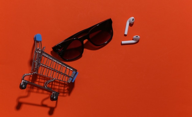 Mini carrinho de compras com óculos de sol e fones de ouvido bluetooth sem fio