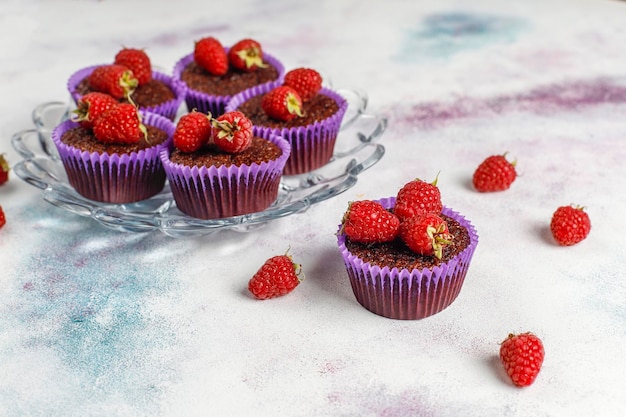 Mini cupcakes sufle de chocolate com framboesas.