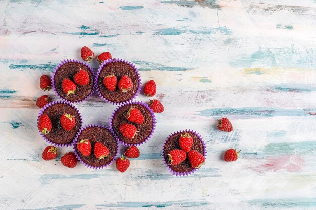 Mini cupcakes sufle de chocolate com framboesas.