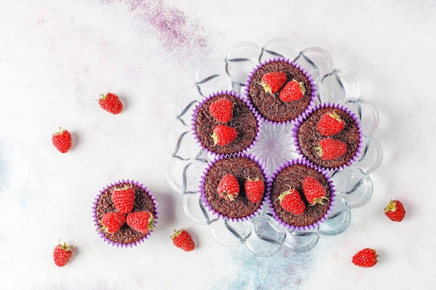 Mini cupcakes sufle de chocolate com framboesas.