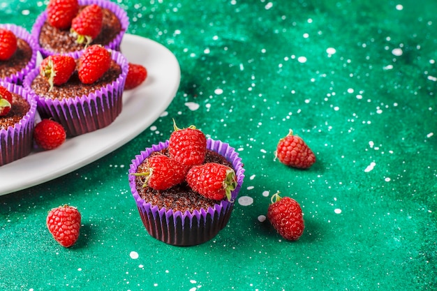 Mini cupcakes sufle de chocolate com framboesas.