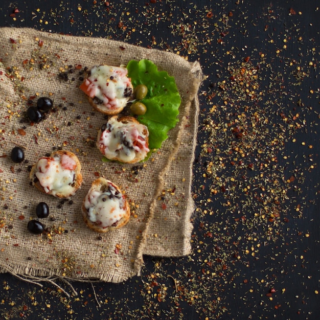 Mini massa frita com queijo e legumes