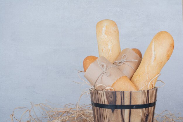 Foto grátis mini pão com baguete francesa em superfície de mármore