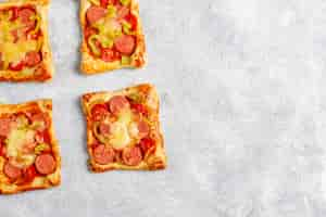 Foto grátis mini pizzas de massa folhada com enchidos.