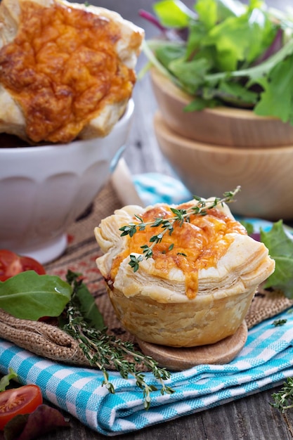 Mini quiche com massa folhada