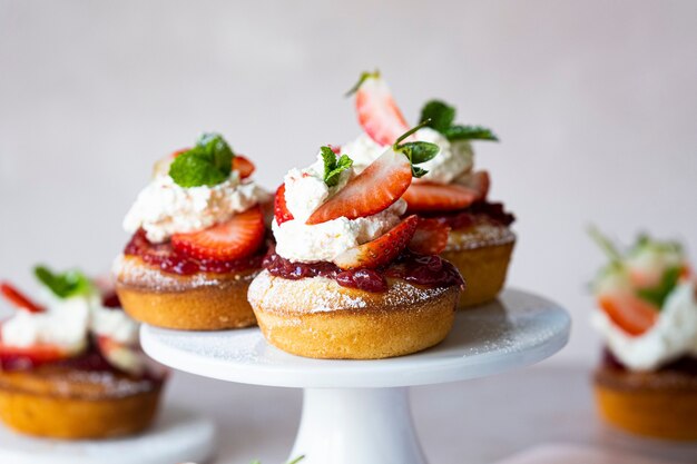 Mini shortcakes de morango fofos em um carrinho