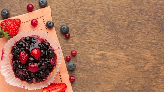 Foto grátis mini torta de frutas com espaço para texto