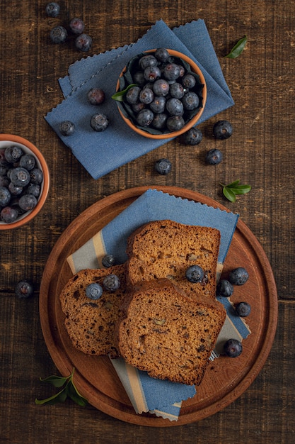 Foto grátis mirtilos deliciosos com fatias de bolo