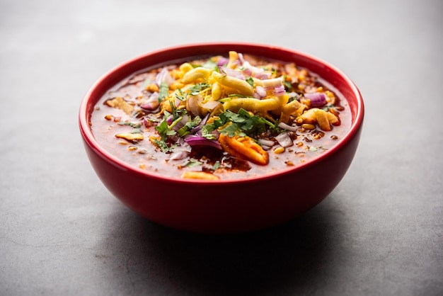 Misal pav é uma comida de rua popular do maharashtr, composta por usal, couve de curry, coberta com cebola, tomate, farsan e chutney