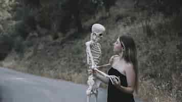 Foto grátis misteriosa mulher segurando o esqueleto