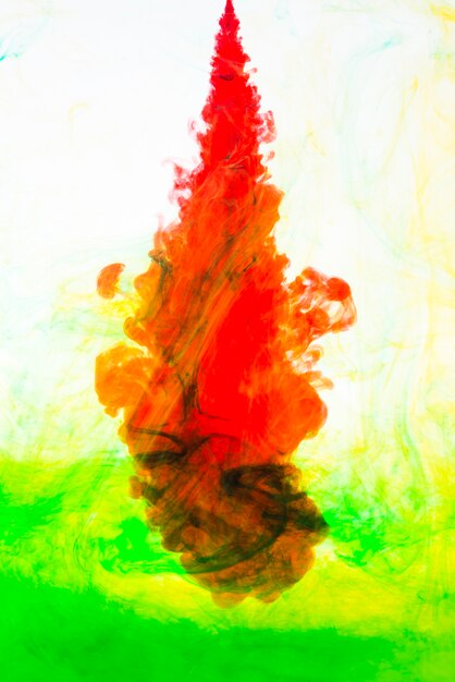 Mistura colorida de nuvens de tinta
