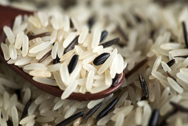 Foto grátis mistura de arroz branco preto e selvagem